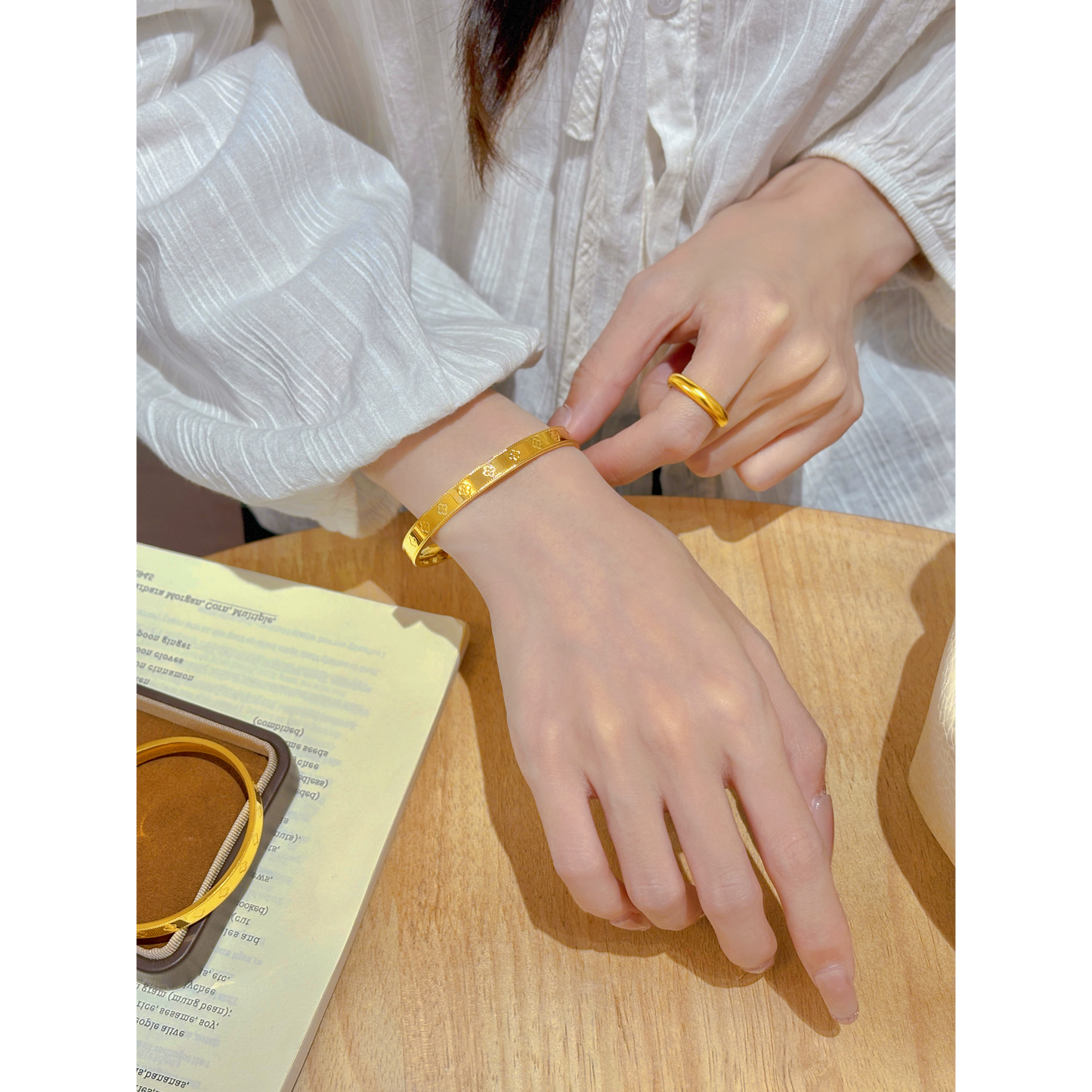 สร้อยข้อมือใบสี่พก มงคลดึงทรัพย์เปลี่ยนชะตา